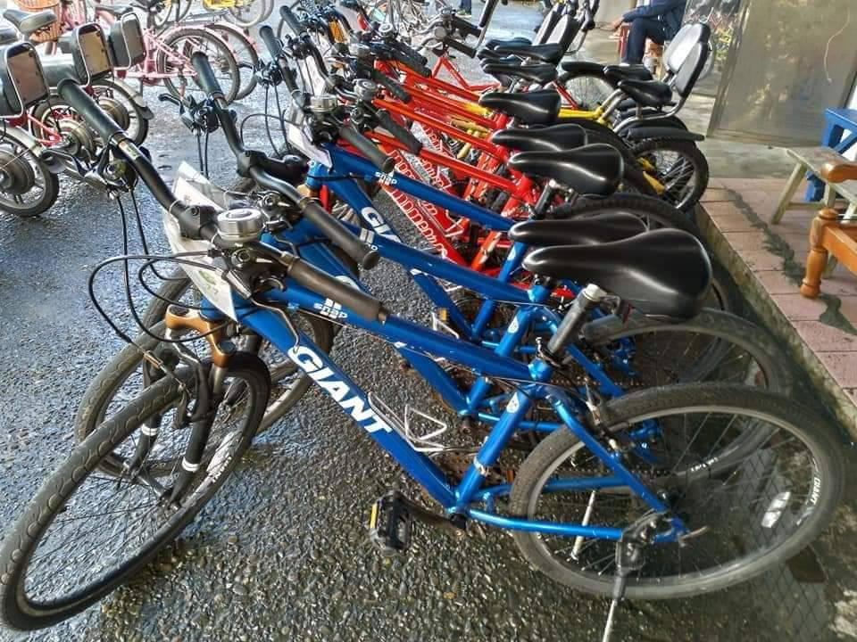 歡樂自行車店內的藍色 GIANT 一般單車實車