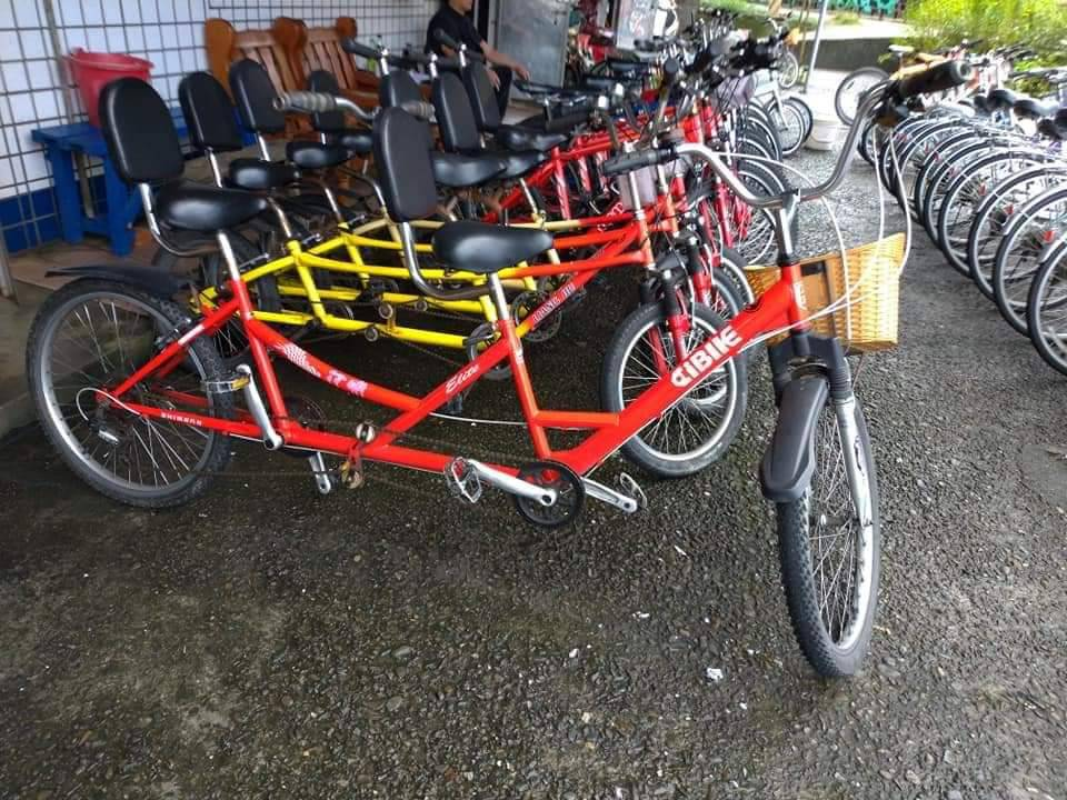 歡樂自行車店內的紅色協力車實車
